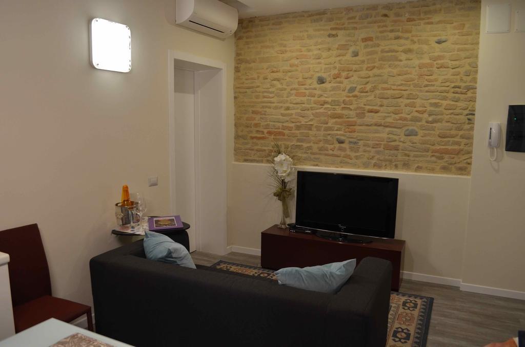 Heart Of Parma Apartment Room photo